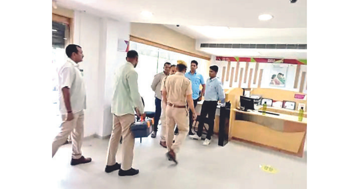 AXIS BANK ROBBED OF CASH, GOLD WORTH `1 CR WITHIN 30 MINUTES